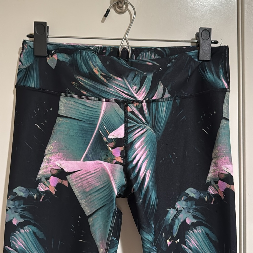 Fabletics Define PowerHold Mid-Rise Capri - Picture 2 of 6